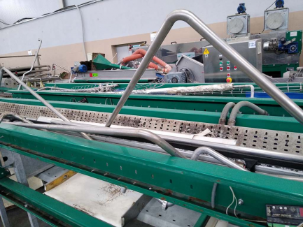 Zdjęcie przedmiotu: A line for the production of juices consisting of three units: sorting, grinding and squeezing juice as well as juice packaging and packing.