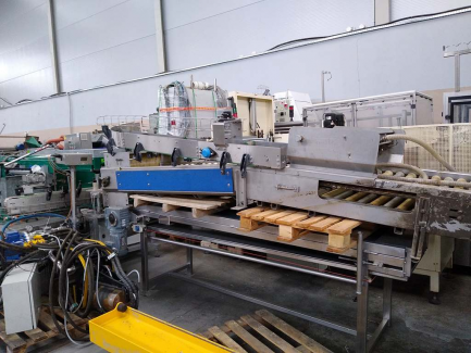 Zdjęcie przedmiotu: A line for the production of juices consisting of three units: sorting, grinding and squeezing juice as well as juice packaging and packing.