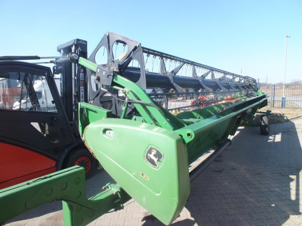 Zdjęcie przedmiotu: JOHN DEERE S690 S600 harvester + header JOHN DEERE model 635R with a header carriage