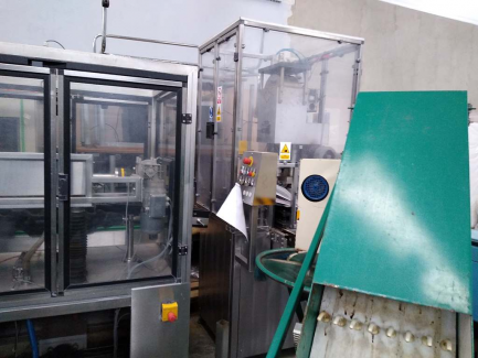 Zdjęcie przedmiotu: A line for the production of juices consisting of three units: sorting, grinding and squeezing juice as well as juice packaging and packing.
