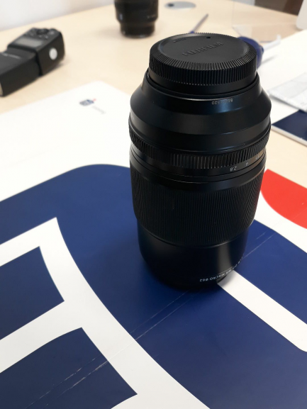 Zdjęcie przedmiotu: Photographic equipment set (FUJI XF 80 mm F2.8 R LM OIS WR Macro lens, SONY Distagon T * FE 35 / f 1.4 ZA lens, QUADRALITE Stroboss 36 Evo Fuji flash, QUADRALITE battery, CARL ZEISS cleaning kit)