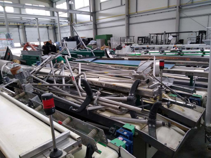 Zdjęcie przedmiotu: A line for the production of juices consisting of three units: sorting, grinding and squeezing juice as well as juice packaging and packing.