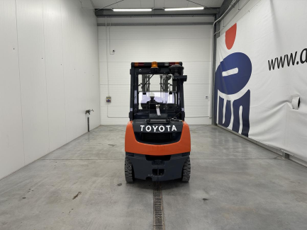 Zdjęcie przedmiotu: Вилочний навантажувач TOYOTA 02-8FGF25 + поворотний захват KAUP