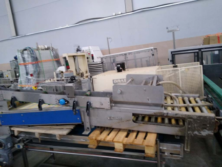 Zdjęcie przedmiotu: A line for the production of juices consisting of three units: sorting, grinding and squeezing juice as well as juice packaging and packing.
