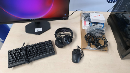 Zdjęcie przedmiotu: Zestaw komputerowy: Komputer stacjonarny Intel Core i5-12400F, RTX 5060, 32GB, 2TB M2, WIN 11 Pro + Monitor LED 27" AOC 27G4X + Słuchawki + Klawiatura  + Myszka 