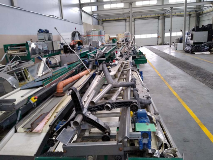 Zdjęcie przedmiotu: A line for the production of juices consisting of three units: sorting, grinding and squeezing juice as well as juice packaging and packing.