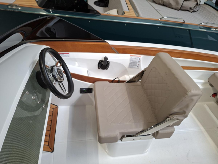 Zdjęcie przedmiotu: VTS FLYING SHARK CLASSIC 5.7 electric motor boat