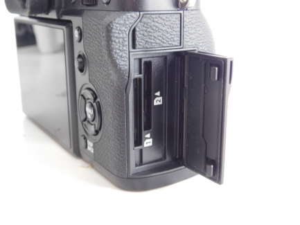 Zdjęcie przedmiotu: Camera with Fuji Film Corporation lens: body - XT3 / lens - XF35mmF2 R WR