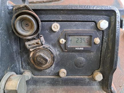 Zdjęcie przedmiotu: Реверсивна віброплита BOMAG BPR 100/80 D + лазерна система керування роботами NIVEL SYSTEM MC-1D + транспортний кейс + лазерний нівелір NIVEL SYSTEM NL540 з цифровим приймачем RD700 + транспортний кейс