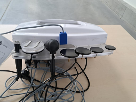 Zdjęcie przedmiotu: Urządzenie kosmetyczne przeznaczone do nieinwazyjnego liftingu sk&oacute;ry twarzy i ciała COSMETICA DERMAFREQUENCY 3D