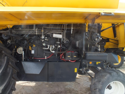 Zdjęcie przedmiotu: Kombajn zbożowy NEW HOLLAND TC 5.80 479 + header NEW HOLLAND 17 + w&oacute;zek