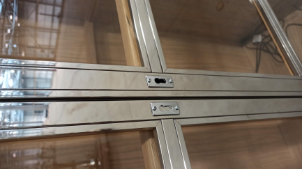 Zdjęcie przedmiotu: Zestaw mebli (WITRYNA KAS 2303 M CHROM, KOMODA 4D WITRYNOWA KAS 2306 WM CHROM, ST&Oacute;Ł Z METALOWYMI NOGAMI (200+2x50) TI 2350 M CHROM)