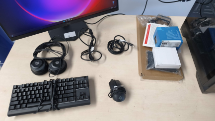 Zdjęcie przedmiotu: Zestaw komputerowy: Komputer stacjonarny Intel Core i5-12400F, RTX 5060, 32GB, 2TB M2, WIN 11 Pro + Monitor LED 27" AOC 27G4X + Słuchawki + Klawiatura  + Myszka 