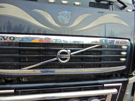 Zdjęcie przedmiotu: AUCTION OF THE DAY Volvo FH 16 700 6x4 Globetrotter Euro 5 with BERGS FOGEN timber body with JONSERED 1080 crane