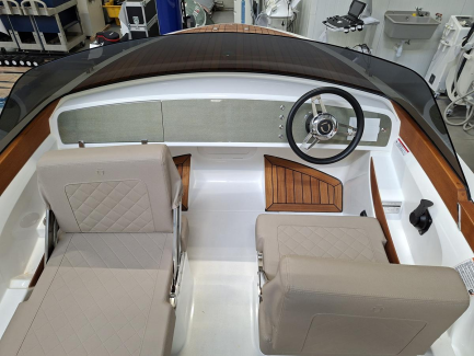 Zdjęcie przedmiotu: VTS FLYING SHARK CLASSIC 5.7 electric motor boat