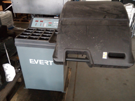 Zdjęcie przedmiotu: Vulcanization equipment (lift, balancing machine, assembly machine)