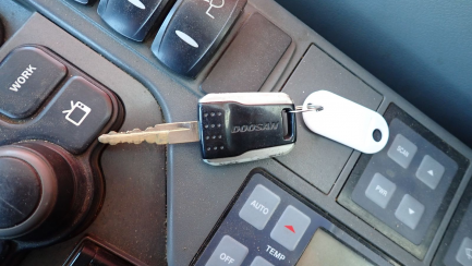 Zdjęcie przedmiotu: DOOSAN Infracore Co., Ltd. DX530LC-3 tracked excavator