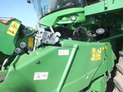 Zdjęcie przedmiotu: JOHN DEERE S690 S600 harvester + header JOHN DEERE model 635R with a header carriage