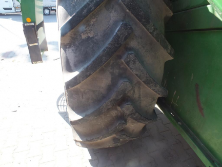 Zdjęcie przedmiotu: JOHN DEERE S690 S600 harvester + header JOHN DEERE model 635R with a header carriage