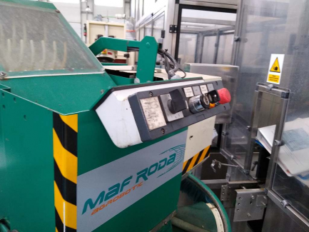 Zdjęcie przedmiotu: A line for the production of juices consisting of three units: sorting, grinding and squeezing juice as well as juice packaging and packing.