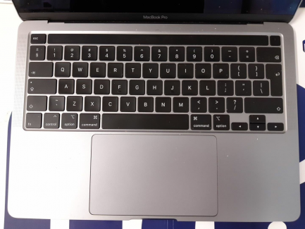 Zdjęcie przedmiotu: Laptop / Notebook Apple MacBook Pro 13" z Touch Bar, 4-rdzeinowy Intel Core i5 1.4 GHz , 8 gen, RAM 8 GB, dysk 512GB SSD kod producenta: MXK52ZE/A z akcesoriami