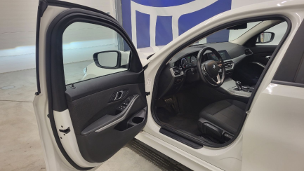 Zdjęcie przedmiotu: BMW 320i Advantage aut