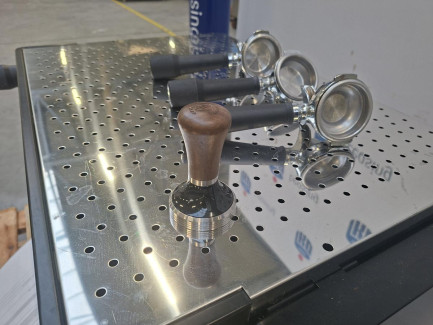 Zdjęcie przedmiotu: Кавоварка CREM EBEE-D82B-22AR 2-х групова