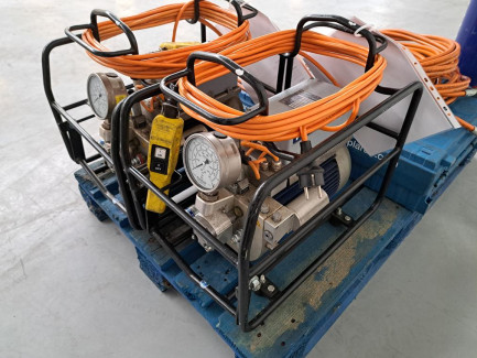 Zdjęcie przedmiotu: Agregaty hydrauliczne PLARAD XB 2-Z-XB z wyposażeniem – 2 szt. 