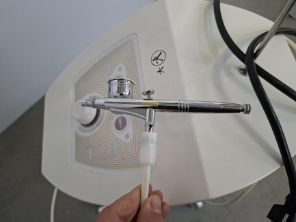 Zdjęcie przedmiotu: The O2 JET CLEAR SPRAY SYSTEM cosmetic device is used for oxybrasion treatment, i.e. water-oxygen peeling.