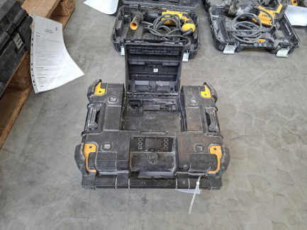 Zdjęcie przedmiotu: A set of power tools and construction equipment