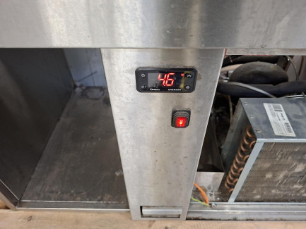 Zdjęcie przedmiotu: Холодильна вітрина розмірами 1000x665x1240 мм