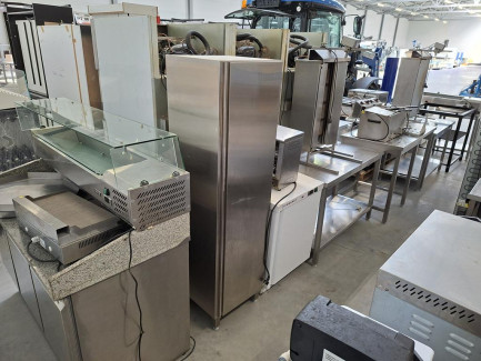 Zdjęcie przedmiotu: A set of catering equipment