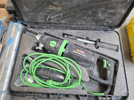 Zdjęcie przedmiotu: A set of power tools and construction equipment