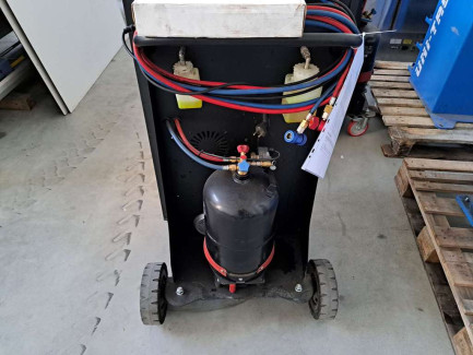 Zdjęcie przedmiotu: Set of workshop equipment (air conditioning equipment, wheel balancer, tire changer, jump starter, fault tester)