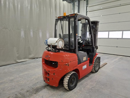 Zdjęcie przedmiotu: Вилочний навантажувач HANGCHA CPQD25N-RW22 + захоплення для трубчастих піноблоків Malik MFMS20D-080A