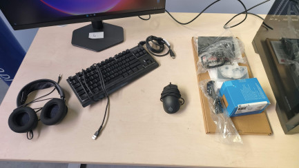 Zdjęcie przedmiotu: Computer set: Intel Core i5-12400F desktop computer, RTX 5060, 32GB, 2TB M2, WIN 11 Pro + 27" AOC 27G4X LED monitor + Headphones + Keyboard + Mouse