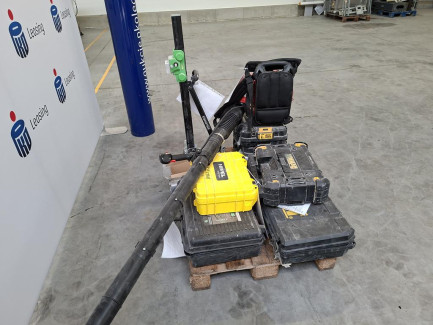 Zdjęcie przedmiotu: A set of power tools and construction equipment