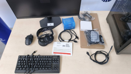 Zdjęcie przedmiotu: Zestaw komputerowy: Komputer stacjonarny Intel Core i5-12400F, RTX 5060, 32GB, 2TB M2, WIN 11 Pro + Monitor LED 27" AOC 27G4X + Słuchawki + Klawiatura  + Myszka 