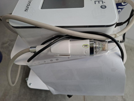 Zdjęcie przedmiotu: INFINITE RF cosmetic device used for acne scar reduction, rejuvenation, stretch mark reduction, lifting, and discoloration removal.