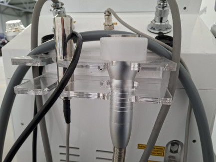 Zdjęcie przedmiotu: RF FRAX PLUS cosmetic device using the technology of radio waves, mikronakłuć and cryotherapy to perform fractional radiofrequency microneedle treatment