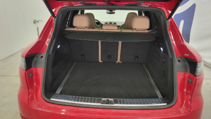 Zdjęcie przedmiotu: Porsche Cayenne Turbo Błędny wpis mocy i pojemności silnika w DR