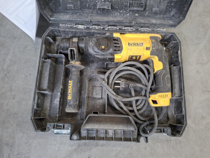 Zdjęcie przedmiotu: A set of power tools and construction equipment