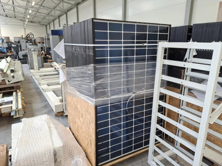 Zdjęcie przedmiotu:  Elements of the JASOLAR JAM54D40-425/MB photovoltaic installation with a capacity of 49.2 kW with a DEYE energy storage