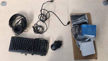 Zdjęcie przedmiotu: Zestaw komputerowy: Komputer stacjonarny Intel Core i5-12400F, RTX 5060, 32GB, 2TB M2, WIN 11 Pro + Monitor LED 27" AOC 27G4X + Słuchawki + Klawiatura  + Myszka 