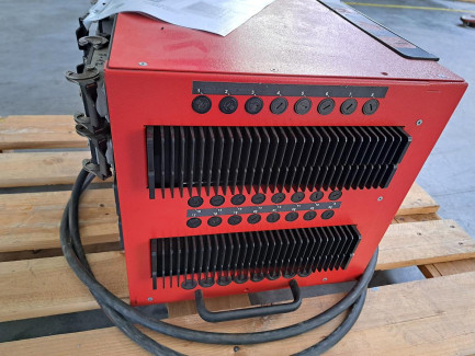 Zdjęcie przedmiotu: The NOLDEN NR8024 hot runner controller is used for precise temperature control in hot runner systems used in the injection molding industry.