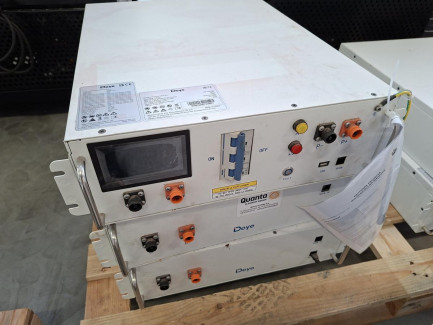 Zdjęcie przedmiotu:  Elements of the JASOLAR JAM54D40-425/MB photovoltaic installation with a capacity of 49.2 kW with a DEYE energy storage