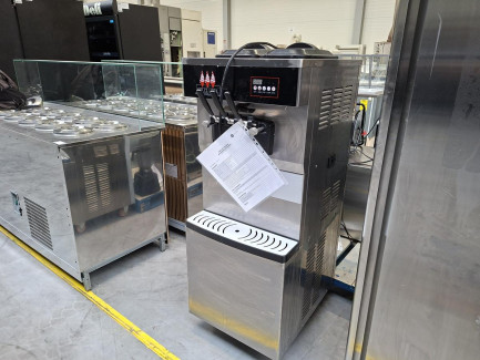 Zdjęcie przedmiotu: A set of catering equipment