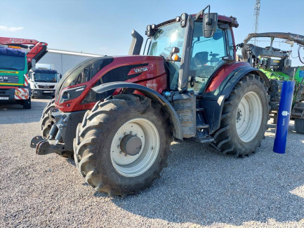 PACKAGE AUCTION VALTRA T HI TECH 194 H 13.5t agricultural tractor + Heizohack HM8-400K single-axle wood chipper with Palmse 5.85 crane