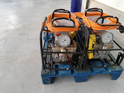 Zdjęcie przedmiotu: Agregaty hydrauliczne PLARAD XB 2-Z-XB z wyposażeniem – 2 szt. 