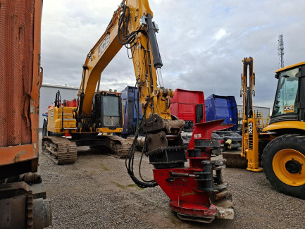 Zdjęcie przedmiotu: JCB 220X crawler excavator + GREENTEC UFKES FC 370 felling head for cutting trees and shrubs